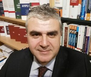 Yargıç, yazar ve düşünür Hilmi Şeker, 1988 yılında Ankara Üniversitesi Hukuk Fakültesinden mezun oldu. Kısa bir süre avukatlık yaptı. Hukuk pratiğinde ilk deneyimlerini avukatlıkta kazandıktan sonra yargıçlık kariyerine başladı. İstanbul Asliye Ticaret Mahkemesi Hakimliği ve İcra Hukuk Mahkemesi hakimliğinin ardından İstanbul Bölge Adliye (İstinaf) Mahkemesi Başkanlığına atandı. İstanbul Bölge Adliye Mahkemesi 22. Hukuk Dairesi başkanı iken 2018 yılında Bakırköy İcra Mahkemesi Hakimliğinde ve ardından da Asliye Hukuk Mahkemesi hakimliğinde görevlendirildi. İcra Hukuku ve Usul Hukuku alnında uzmanlaştı. Hukuk felsefesi, hukuk tarihi, hukuk mantığı, hukuk sosyolojisi, usul hukuku, yargılama tarihi ve hukukta gerekçe üzerine çok sayıda makale yazdı. Makaleleri, Güncel Hukuk, Birikim, Yeni Yaklaşımlar, Hukuk Ansiklopedisi, HukukiHaber, HukukiNet, TürkHukukiSitesi, İstanbul Barosu Dergisi, Ankara Barosu Dergisi, İstanbul Barosu Bülteni, Türkiye Barolar Birliği Dergisi, Dokuz Eylül Üniversitesi Hukuk Fakültesi Dergisi, HukukPolitik, AdaletBiz, Legal Hukuk Dergsi gibi dergi ve internet arşivlerinde yayımlandı. Başta, Hukuk Felsefesi ve Sosyolojisi Arkivi kolokyumlarında olmak üzere barolarda, adliyelerde ve üniversitelerde çok sayıda konferans, panel ve sempozyumda bilimsel tebliğler sundu. Çeşitli gazete ve dergilerde çok sayıda röportajı çıktı. En kapsamlı röportaj 2019 yılında